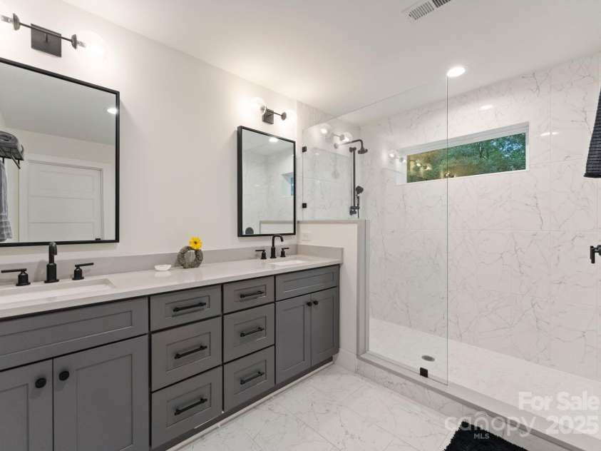 6527 Burlwood Road, Charlotte, NC 28211.  MLS# CAR4286248, YatesRealty ID 35265. Primary suite Master Bath