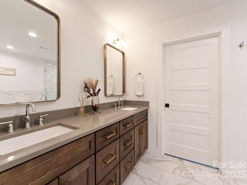 6527 Burlwood Road, Charlotte, NC 28211.  MLS# CAR4286248, YatesRealty ID 35265. Second master bath- lower level