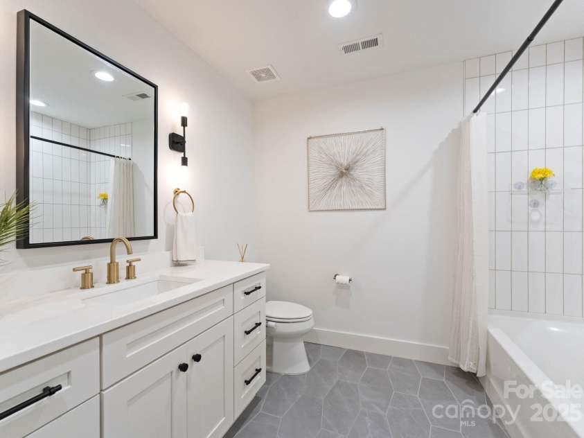 6527 Burlwood Road, Charlotte, NC 28211.  MLS# CAR4286248, YatesRealty ID 35265. Secondary Bath