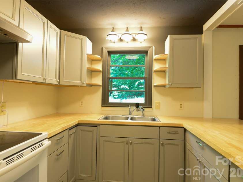 24 Sarabec Hill Road, Black Mountain, NC 28711.  MLS# CAR4386075, YatesRealty ID 35266. 