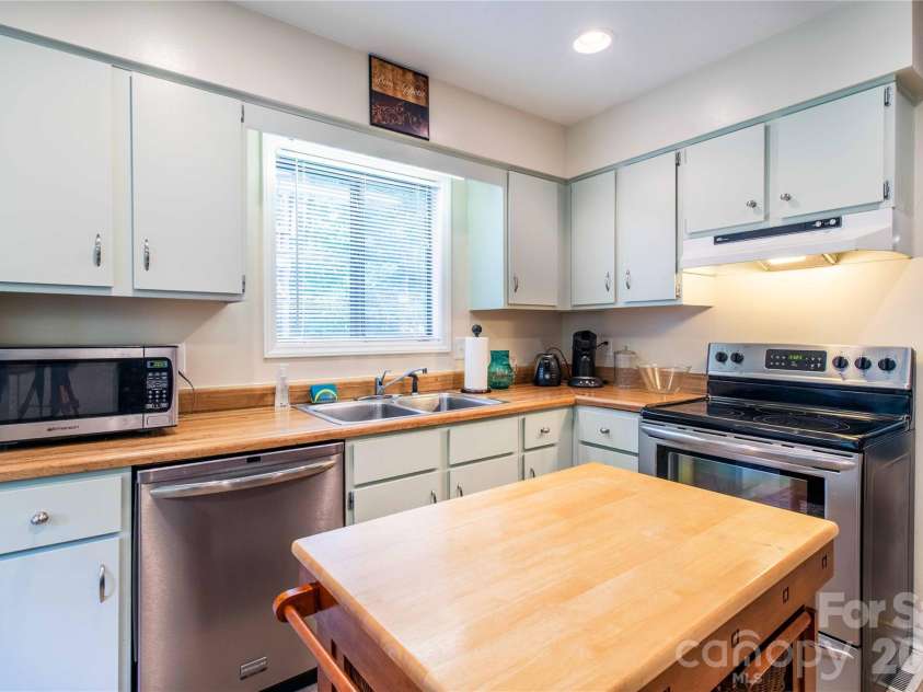 3A Cedarwood Drive, Asheville, NC 28805.  MLS# CAR4389479, YatesRealty ID 35269. 