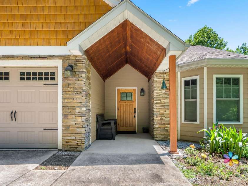 16 Jennlynn Drive, Arden, NC 28704.  MLS# CAR4390488, YatesRealty ID 35270. 