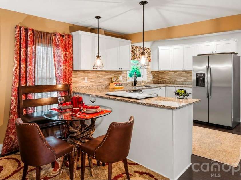 3100 Avalon Avenue, Charlotte, NC 28208.  MLS# CAR4391598, YatesRealty ID 35272. DINING AREA