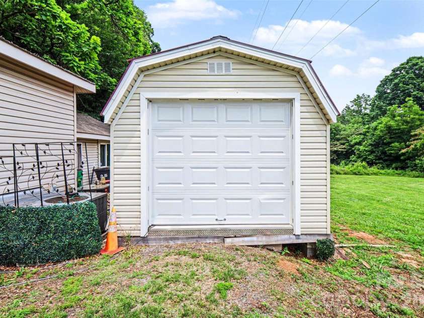 3100 Avalon Avenue, Charlotte, NC 28208.  MLS# CAR4391598, YatesRealty ID 35272. GARAGE/SHED
