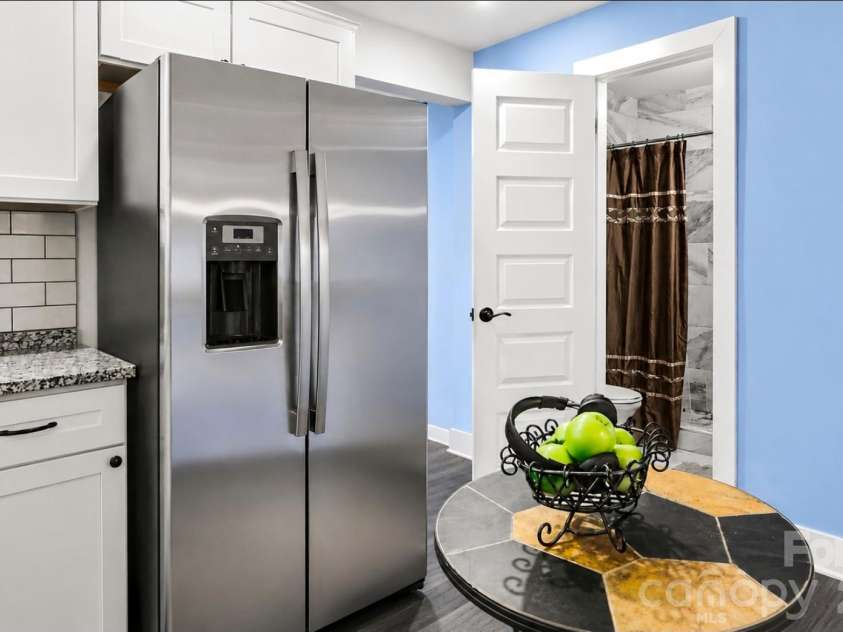 3100 Avalon Avenue, Charlotte, NC 28208.  MLS# CAR4391598, YatesRealty ID 35272. KITCHEN