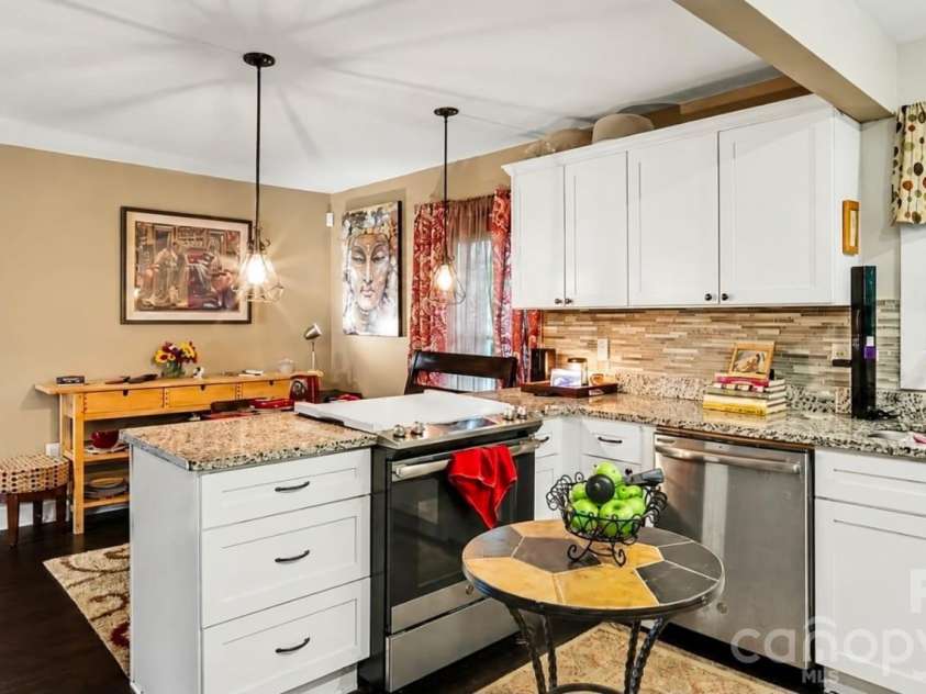 3100 Avalon Avenue, Charlotte, NC 28208.  MLS# CAR4391598, YatesRealty ID 35272. KITCHEN