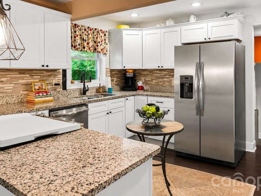 3100 Avalon Avenue, Charlotte, NC 28208.  MLS# CAR4391598, YatesRealty ID 35272. KITCHEN ISLAND