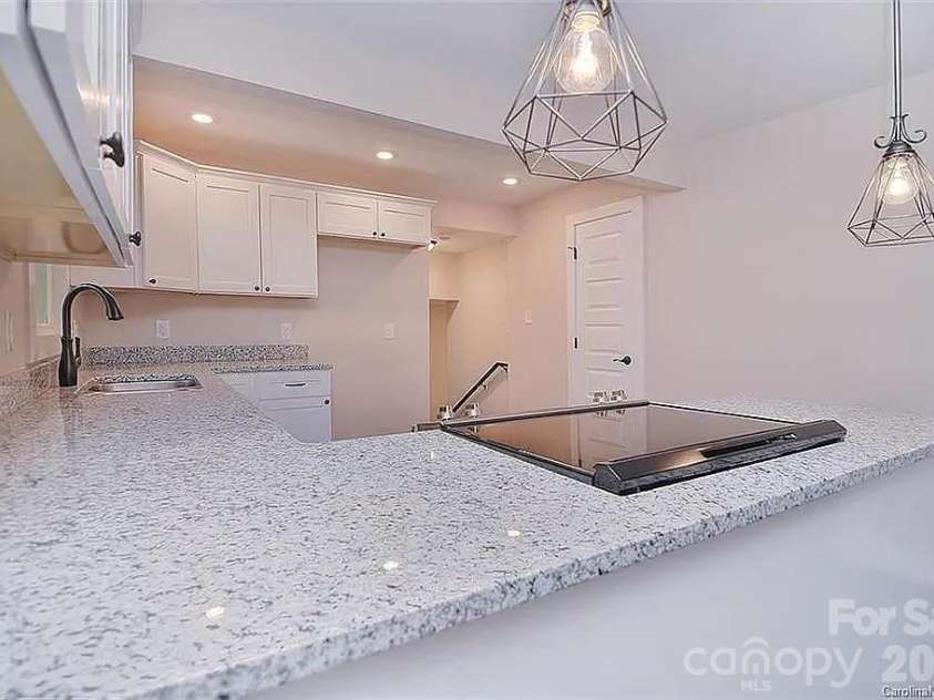 3100 Avalon Avenue, Charlotte, NC 28208.  MLS# CAR4391598, YatesRealty ID 35272. KITCHEN ISLAND WITH FLATTOP RANGE