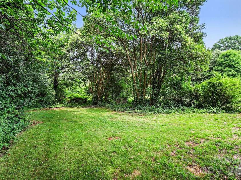 3100 Avalon Avenue, Charlotte, NC 28208.  MLS# CAR4391598, YatesRealty ID 35272. LARGE BACKYARD
