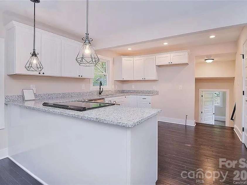 3100 Avalon Avenue, Charlotte, NC 28208.  MLS# CAR4391598, YatesRealty ID 35272. OPEN KITCHEN FLOOR