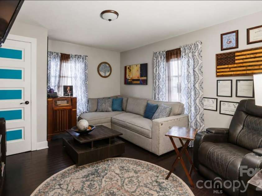 3100 Avalon Avenue, Charlotte, NC 28208.  MLS# CAR4391598, YatesRealty ID 35272. SITTING AREA