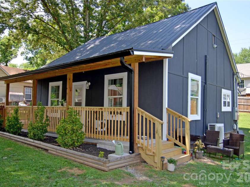 120 7th Street, Marion, NC 28752.  MLS# CAR4392013, YatesRealty ID 35274. 