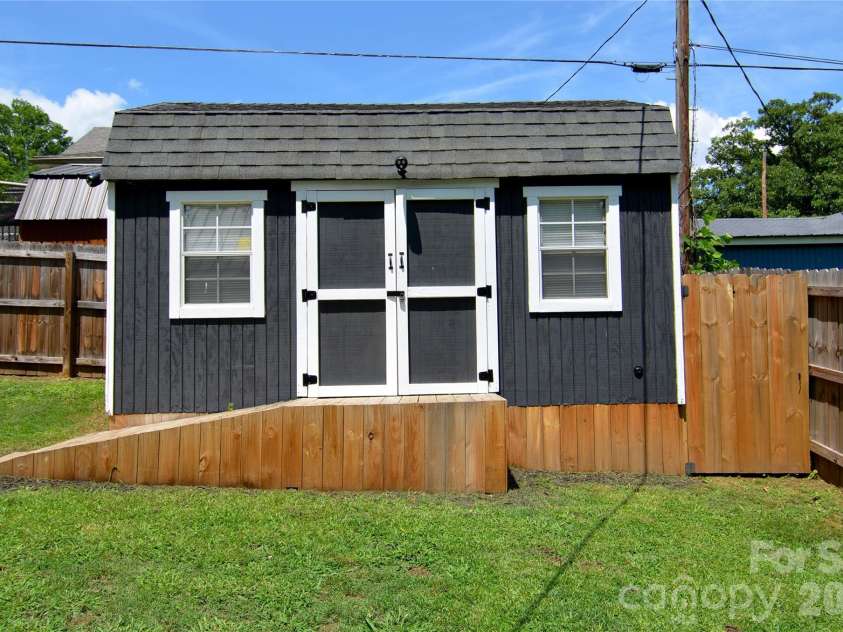 120 7th Street, Marion, NC 28752.  MLS# CAR4392013, YatesRealty ID 35274. 
