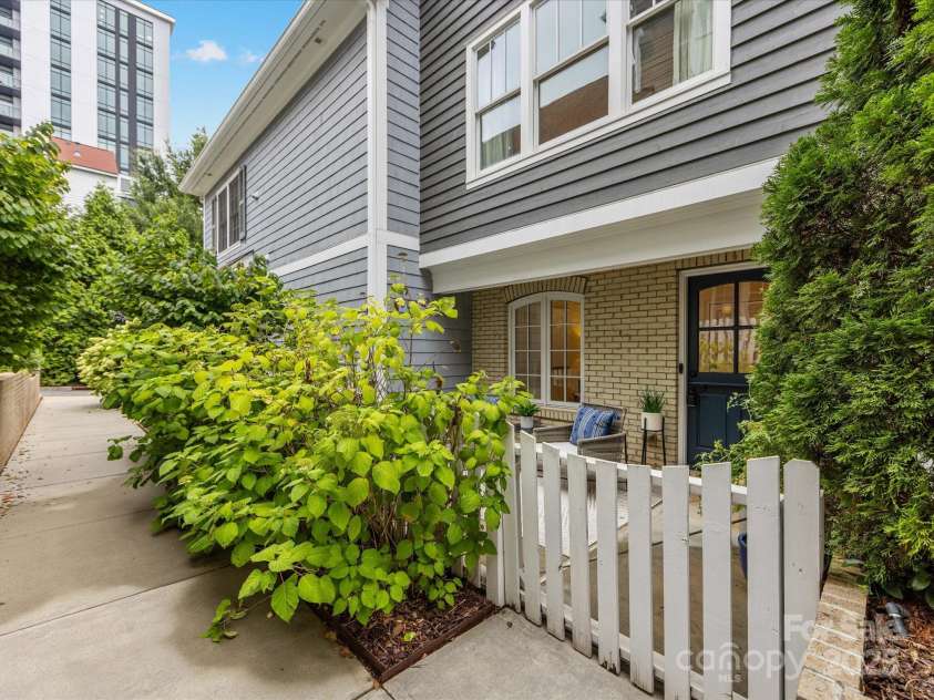 2032 Euclid Avenue, Charlotte, NC 28203.  MLS# CAR4290792, YatesRealty ID 35274. 