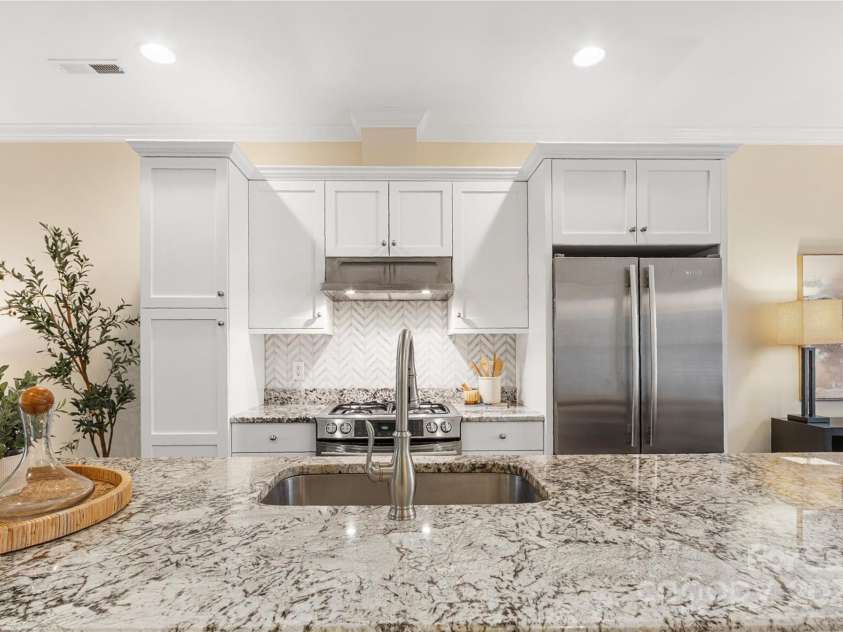 2032 Euclid Avenue, Charlotte, NC 28203.  MLS# CAR4290792, YatesRealty ID 35274. 
