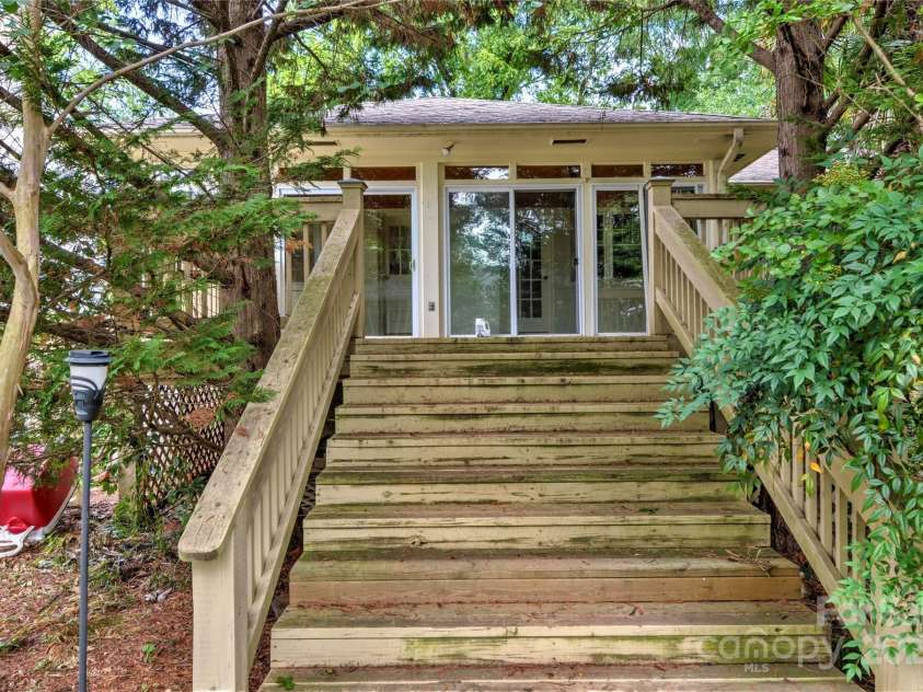 1960 Maryland Avenue, Charlotte, NC 28209.  MLS# CAR4282355, YatesRealty ID 35278. 1960 Maryland AveCharlotte NC