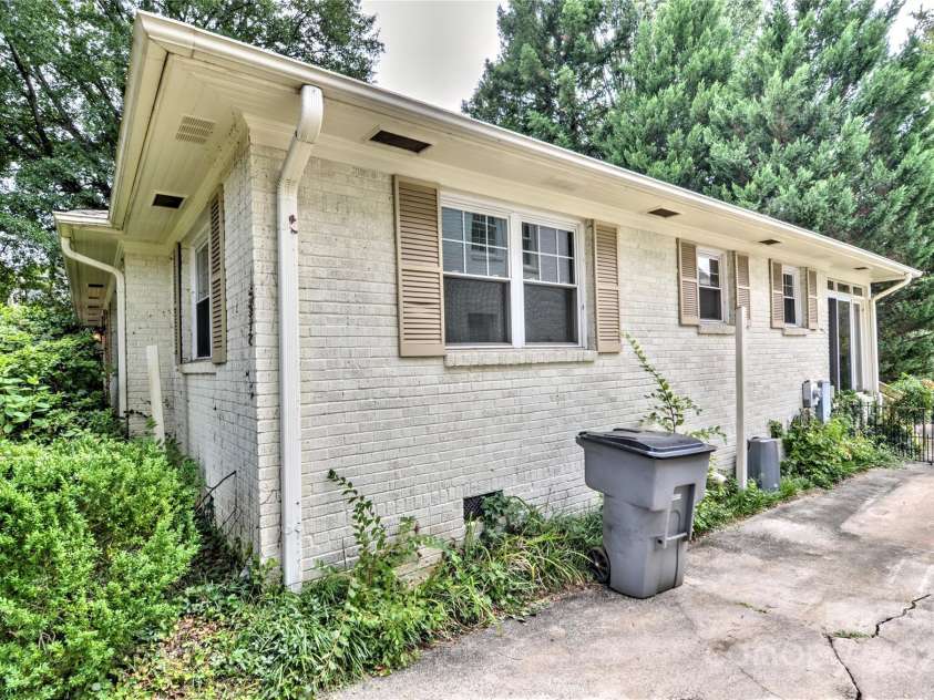 1960 Maryland Avenue, Charlotte, NC 28209.  MLS# CAR4282355, YatesRealty ID 35278. 