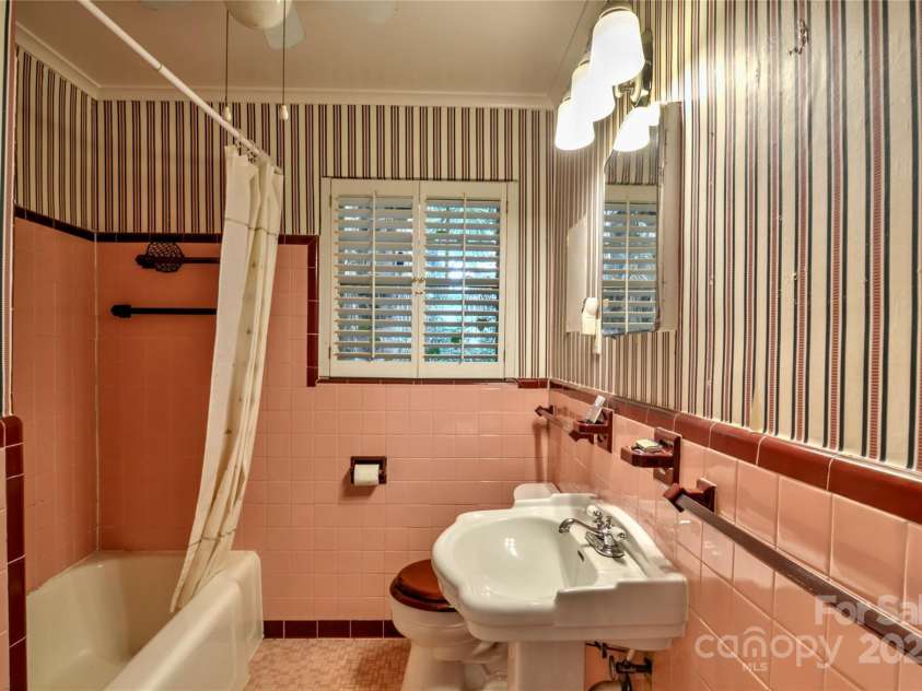 1960 Maryland Avenue, Charlotte, NC 28209.  MLS# CAR4282355, YatesRealty ID 35278. Hall Bath1960 Maryland AveCharlotte NC