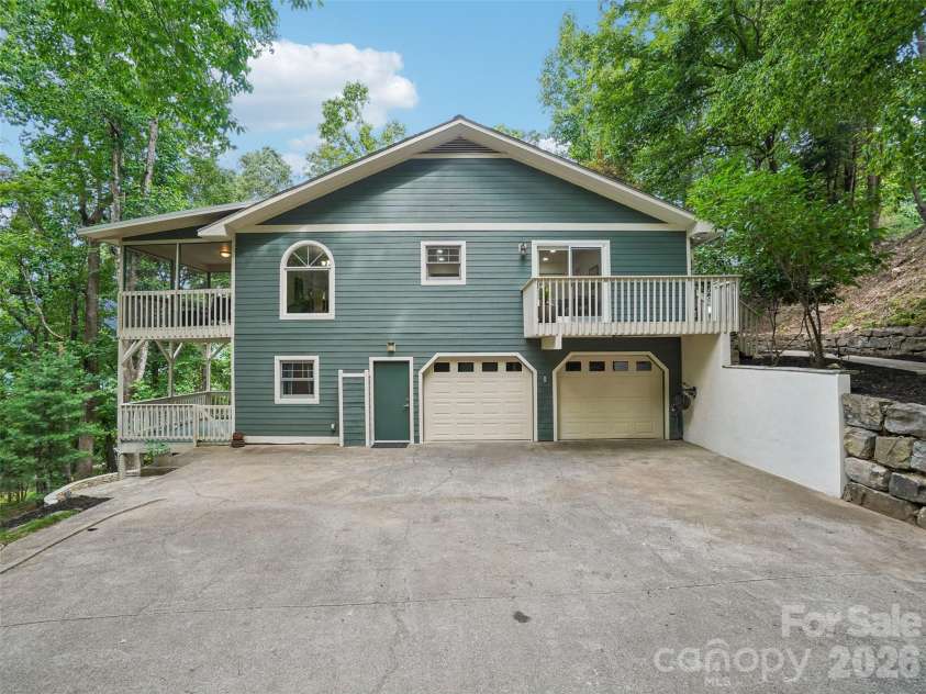 10 Chestnut Top Circle, Mills River, NC 28759.  MLS# CAR4392677, YatesRealty ID 35280. 2-car garage