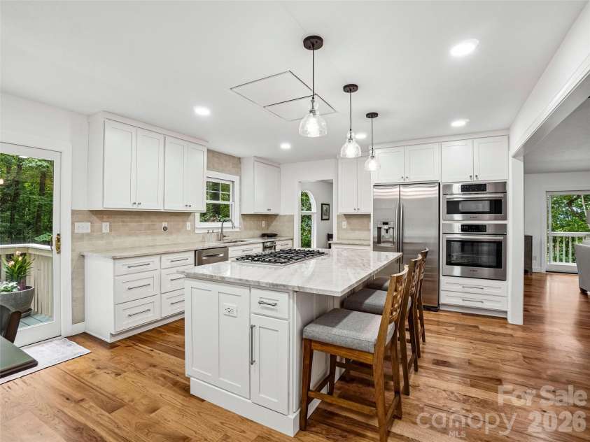 10 Chestnut Top Circle, Mills River, NC 28759.  MLS# CAR4392677, YatesRealty ID 35280. Beautifully updated kitchen
