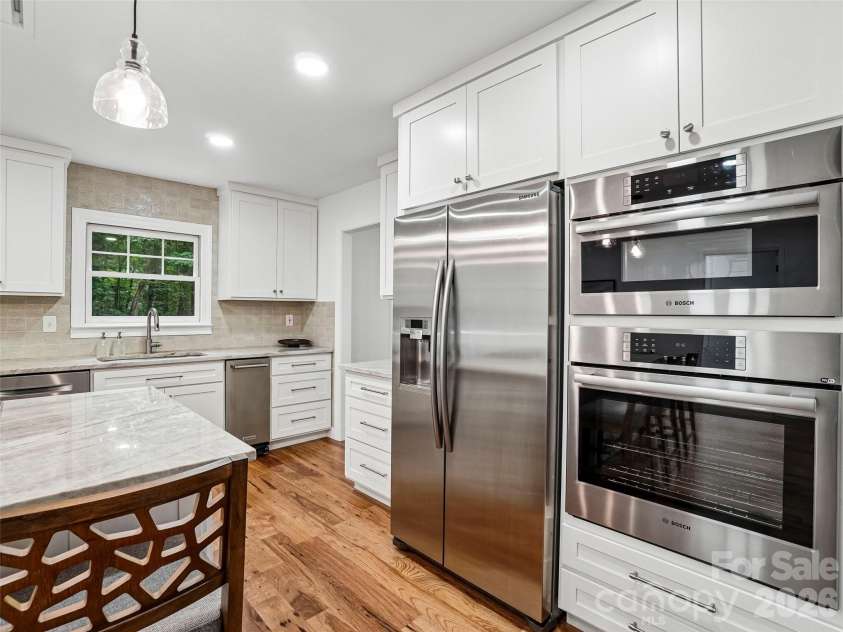 10 Chestnut Top Circle, Mills River, NC 28759.  MLS# CAR4392677, YatesRealty ID 35280. Bosch microwave/oven, combo, trash compactor, Samsung Refrigerator
