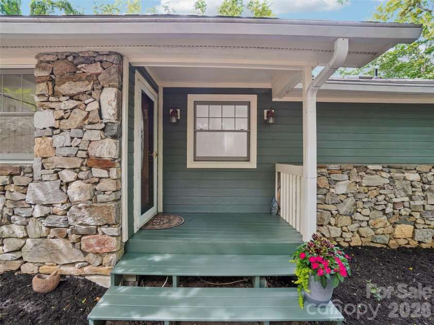 10 Chestnut Top Circle, Mills River, NC 28759.  MLS# CAR4392677, YatesRealty ID 35280. Front Entrance