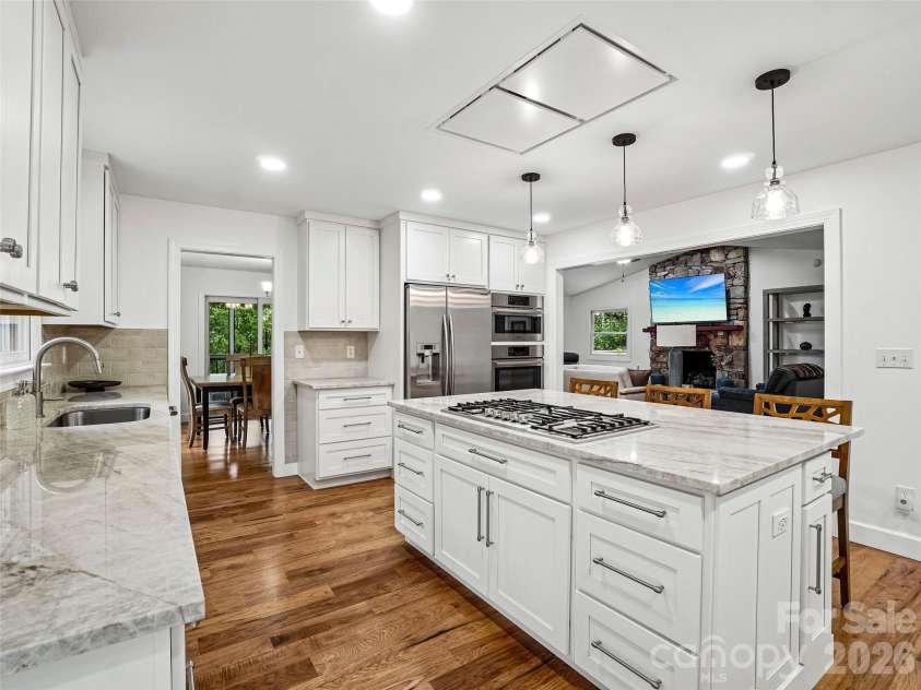 10 Chestnut Top Circle, Mills River, NC 28759.  MLS# CAR4392677, YatesRealty ID 35280. Quartzite counter tops