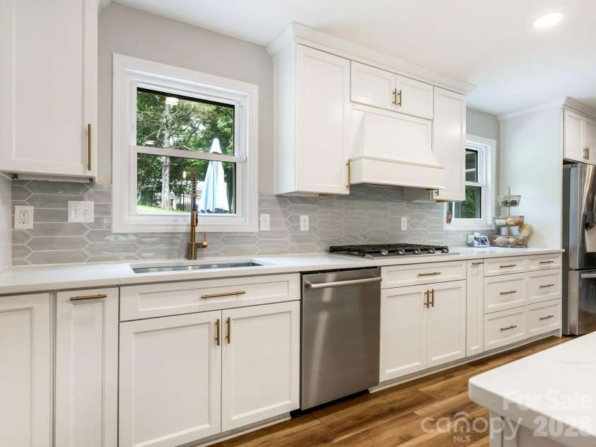 6801 Rollingridge Drive, Charlotte, NC 28211.  MLS# CAR4388041, YatesRealty ID 35281. 