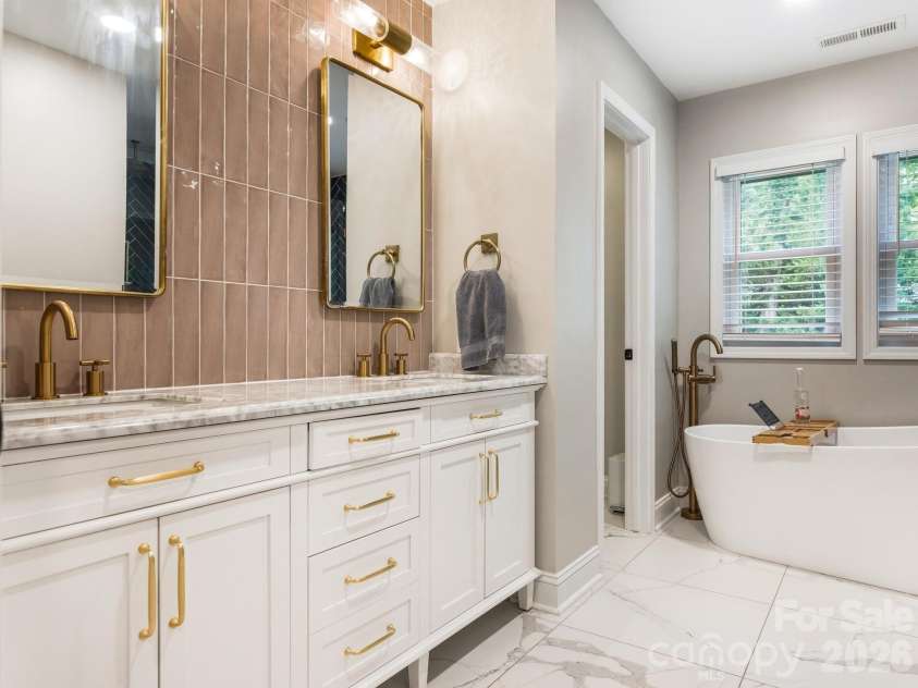 6801 Rollingridge Drive, Charlotte, NC 28211.  MLS# CAR4388041, YatesRealty ID 35281. 