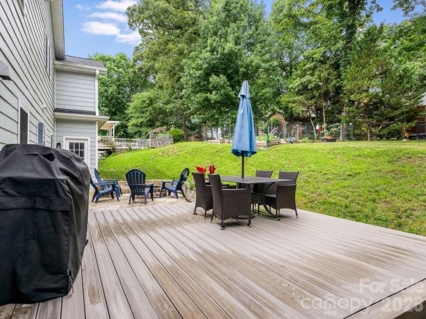 6801 Rollingridge Drive, Charlotte, NC 28211.  MLS# CAR4388041, YatesRealty ID 35281. 