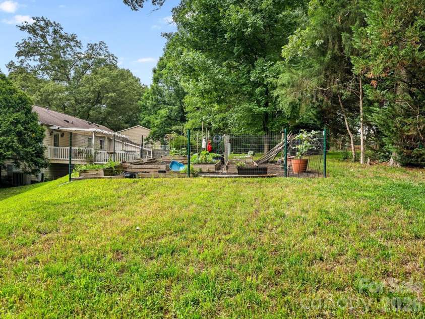 6801 Rollingridge Drive, Charlotte, NC 28211.  MLS# CAR4388041, YatesRealty ID 35281. 