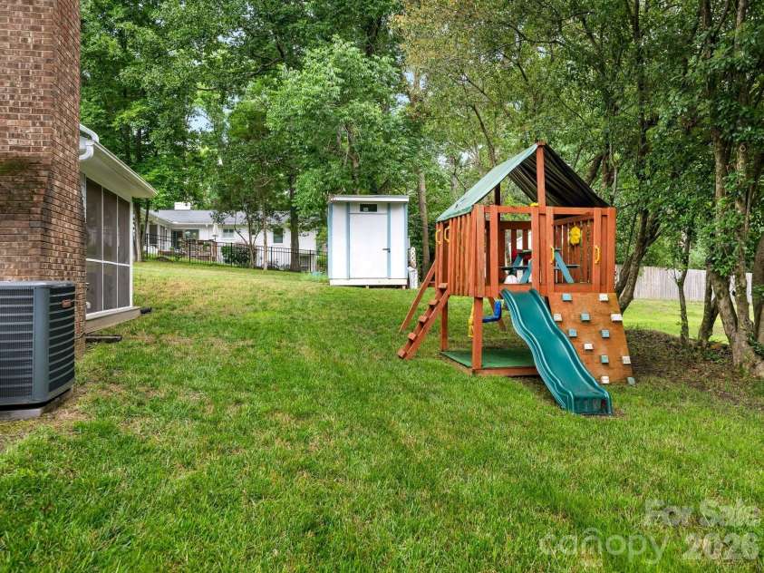 6801 Rollingridge Drive, Charlotte, NC 28211.  MLS# CAR4388041, YatesRealty ID 35281. 
