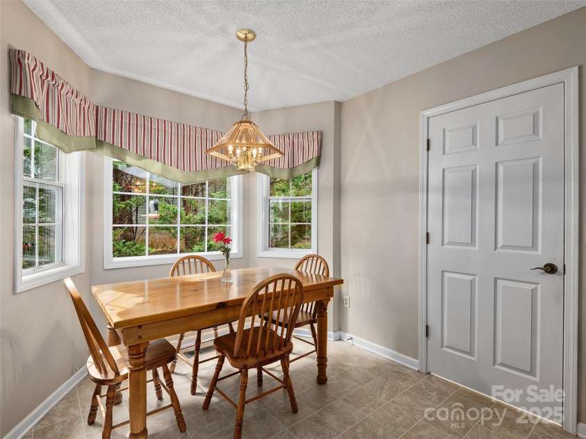 3 Wentworth Court, Etowah, NC 28729.  MLS# CAR4297402, YatesRealty ID 35283. Breakfast area 8'11 x 7'10