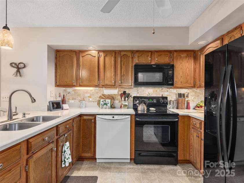 3 Wentworth Court, Etowah, NC 28729.  MLS# CAR4297402, YatesRealty ID 35283. Kitchen