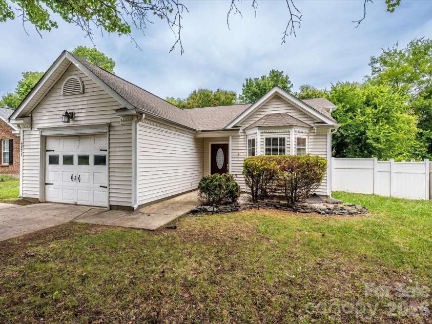 4821 Renfrew Drive, Concord, NC 28027.  MLS# CAR4396998, YatesRealty ID 35283. 