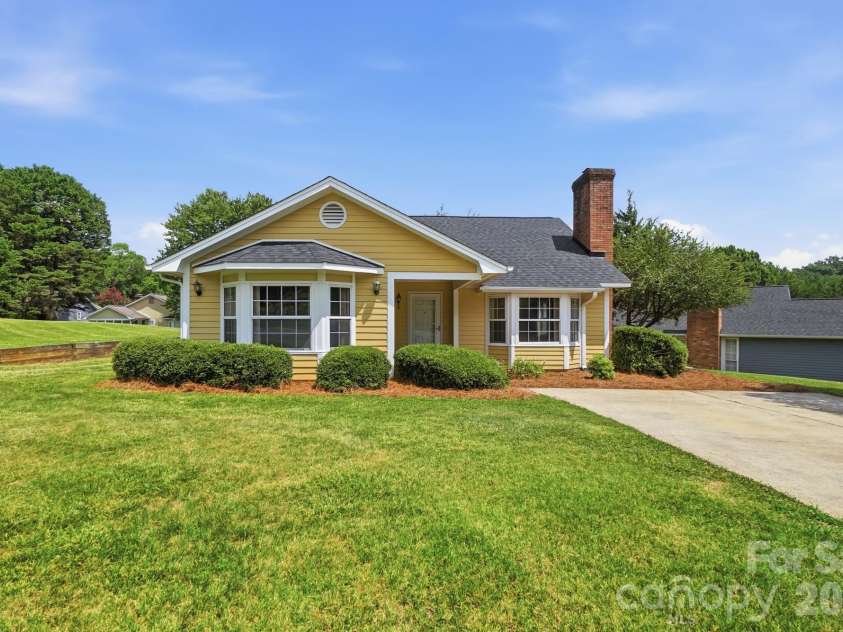 2914 Huckleberry Hill Drive, Fort Mill, SC 29715.  MLS# CAR4398954, YatesRealty ID 35289. 