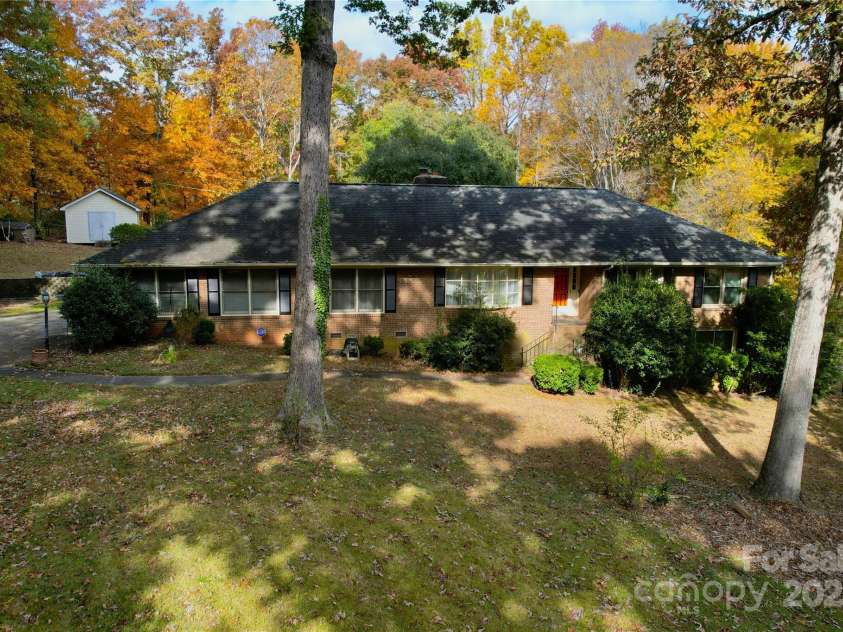 10802 Chestnut Hill Drive, Matthews, NC 28105.  MLS# CAR4319226, YatesRealty ID 3529. 