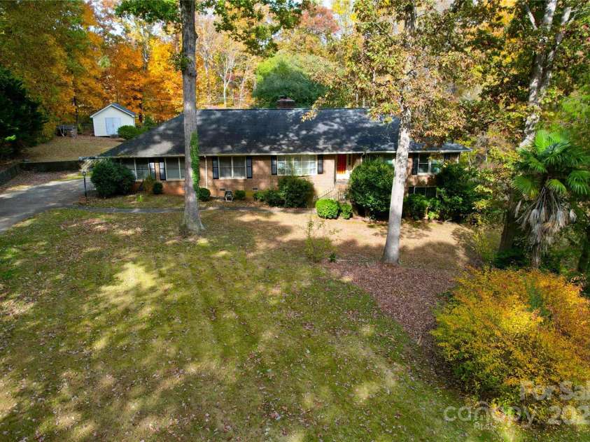 10802 Chestnut Hill Drive, Matthews, NC 28105.  MLS# CAR4319226, YatesRealty ID 3529. 