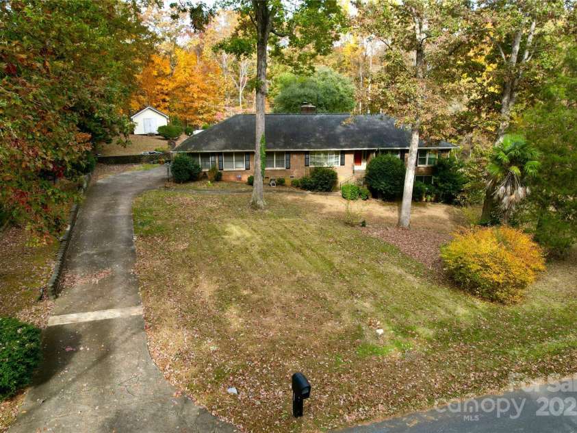 10802 Chestnut Hill Drive, Matthews, NC 28105.  MLS# CAR4319226, YatesRealty ID 3529. 