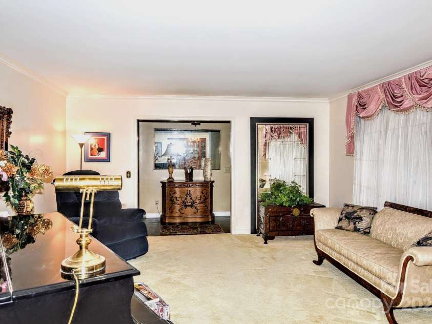 10802 Chestnut Hill Drive, Matthews, NC 28105.  MLS# CAR4319226, YatesRealty ID 3529. 