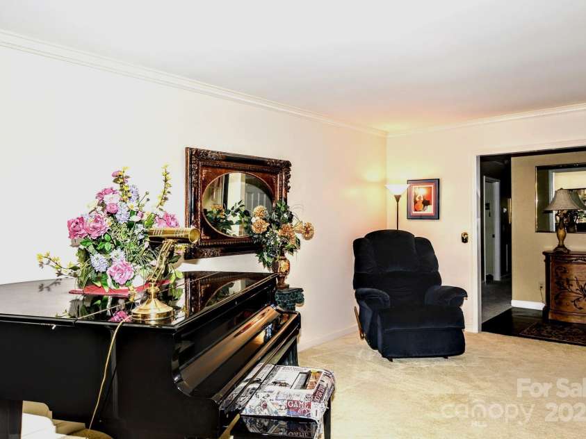 10802 Chestnut Hill Drive, Matthews, NC 28105.  MLS# CAR4319226, YatesRealty ID 3529. 