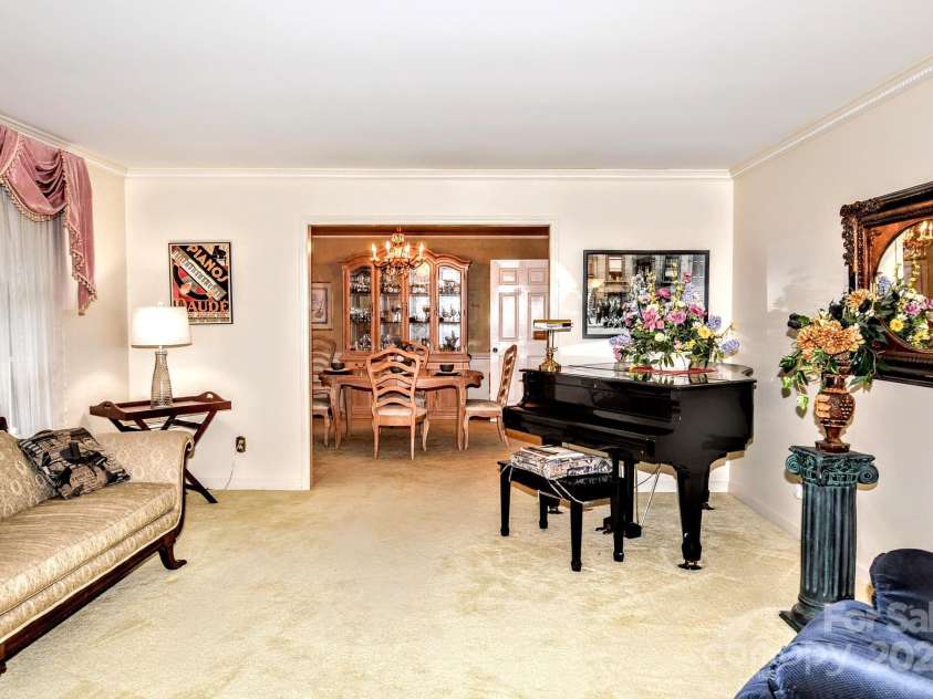 10802 Chestnut Hill Drive, Matthews, NC 28105.  MLS# CAR4319226, YatesRealty ID 3529. 