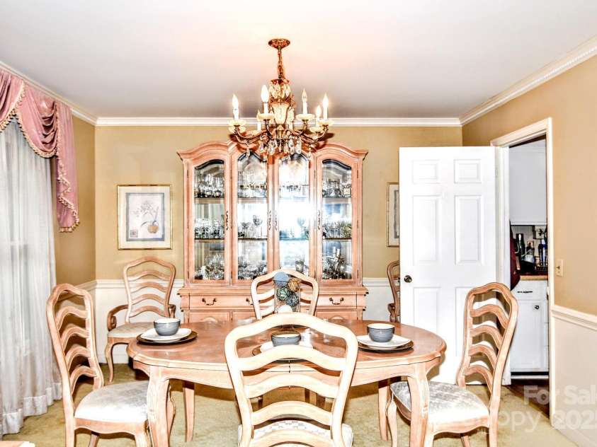 10802 Chestnut Hill Drive, Matthews, NC 28105.  MLS# CAR4319226, YatesRealty ID 3529. 