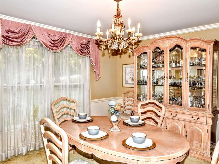 10802 Chestnut Hill Drive, Matthews, NC 28105.  MLS# CAR4319226, YatesRealty ID 3529. 