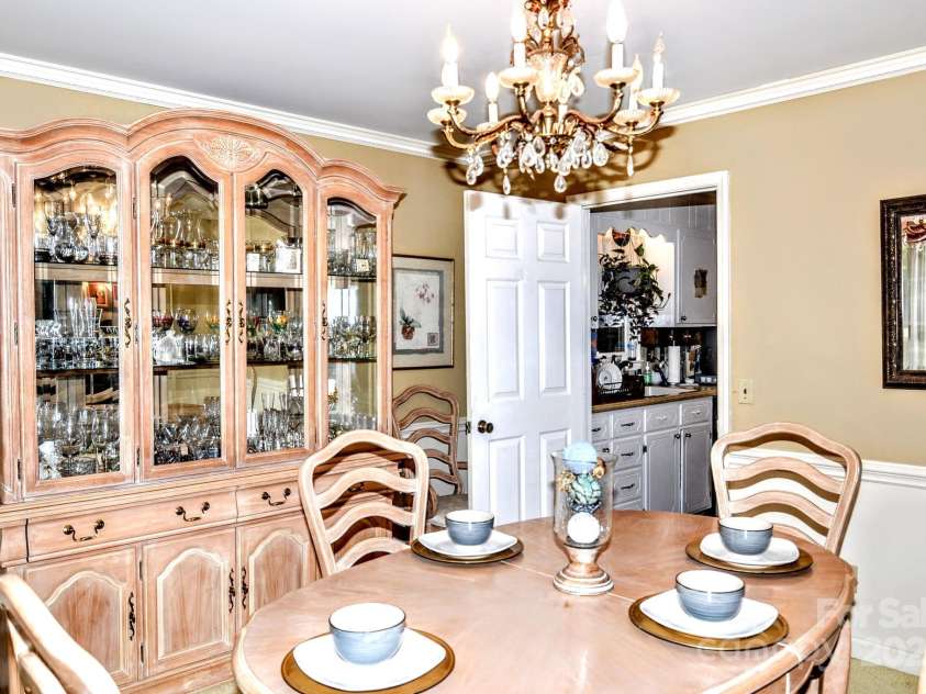 10802 Chestnut Hill Drive, Matthews, NC 28105.  MLS# CAR4319226, YatesRealty ID 3529. 