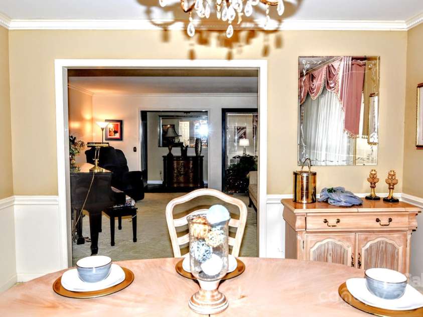 10802 Chestnut Hill Drive, Matthews, NC 28105.  MLS# CAR4319226, YatesRealty ID 3529. 