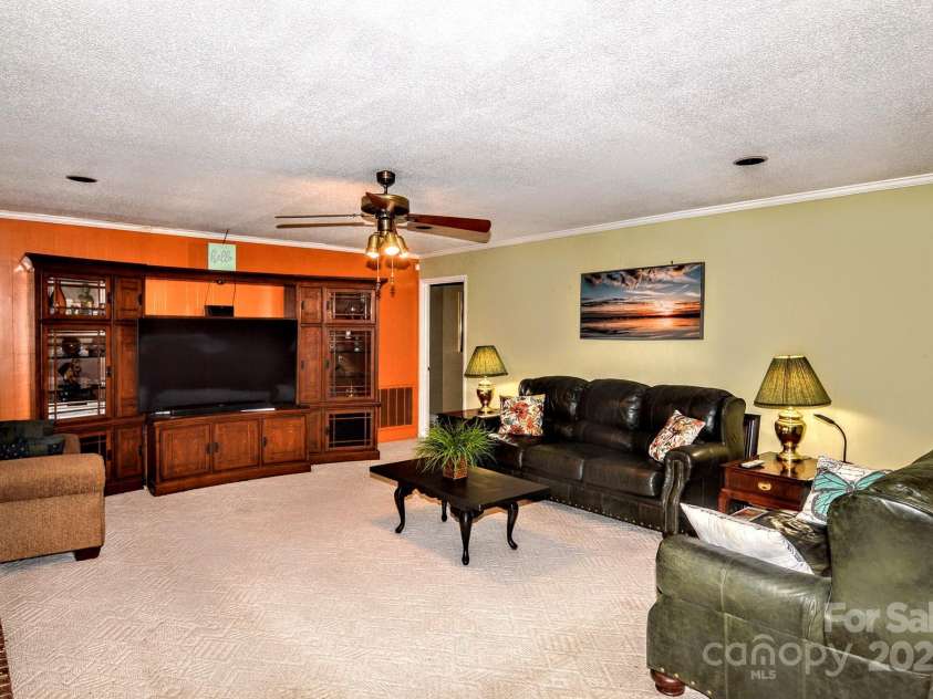 10802 Chestnut Hill Drive, Matthews, NC 28105.  MLS# CAR4319226, YatesRealty ID 3529. 