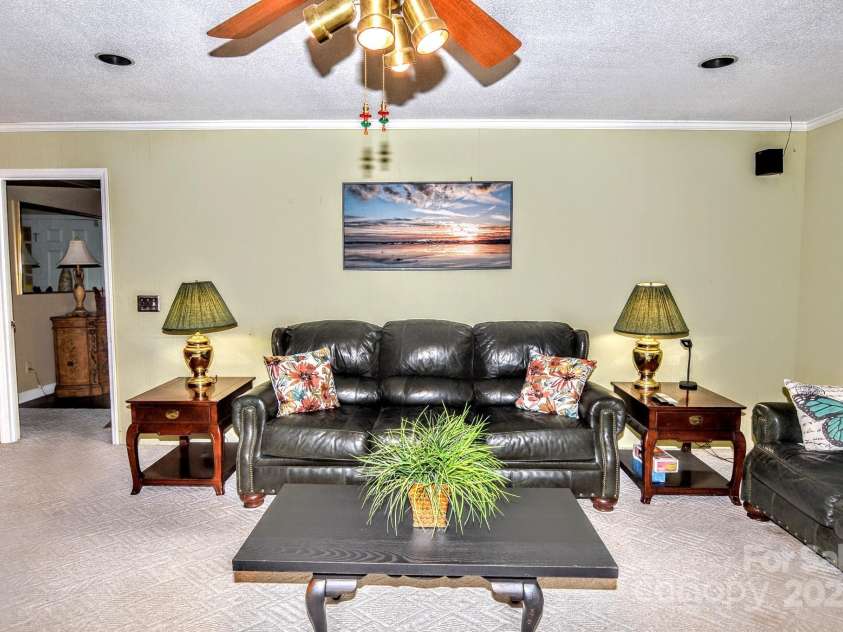 10802 Chestnut Hill Drive, Matthews, NC 28105.  MLS# CAR4319226, YatesRealty ID 3529. 