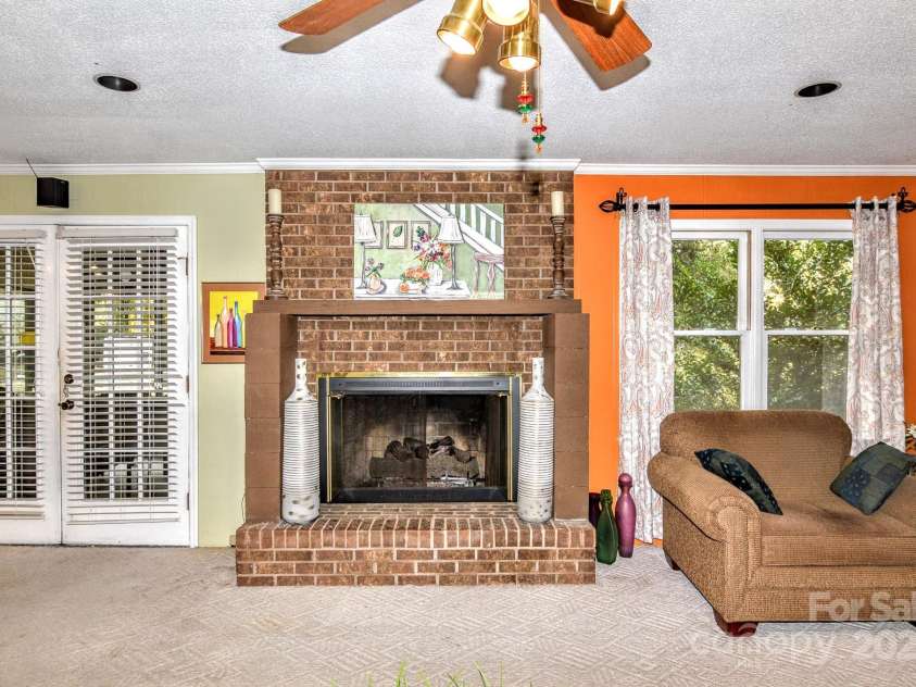 10802 Chestnut Hill Drive, Matthews, NC 28105.  MLS# CAR4319226, YatesRealty ID 3529. 