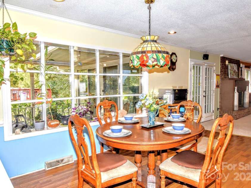 10802 Chestnut Hill Drive, Matthews, NC 28105.  MLS# CAR4319226, YatesRealty ID 3529. 